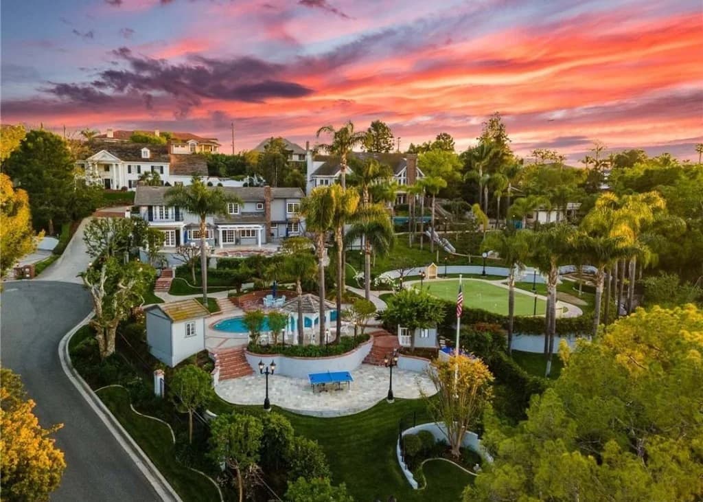 Garage Door Services in Villa Park, California | Urgent Garage Doors